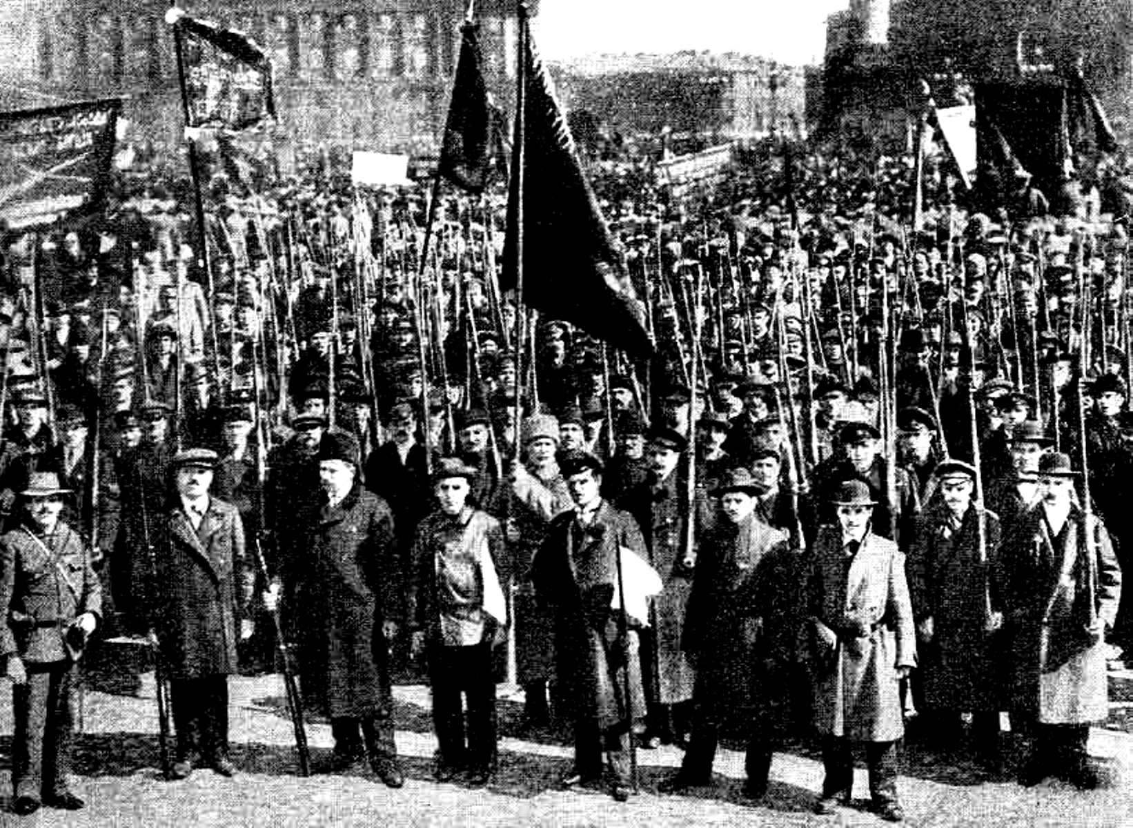 Колонна Красной гвардии на первомайской демонстрации в Петрограде, 1917 год